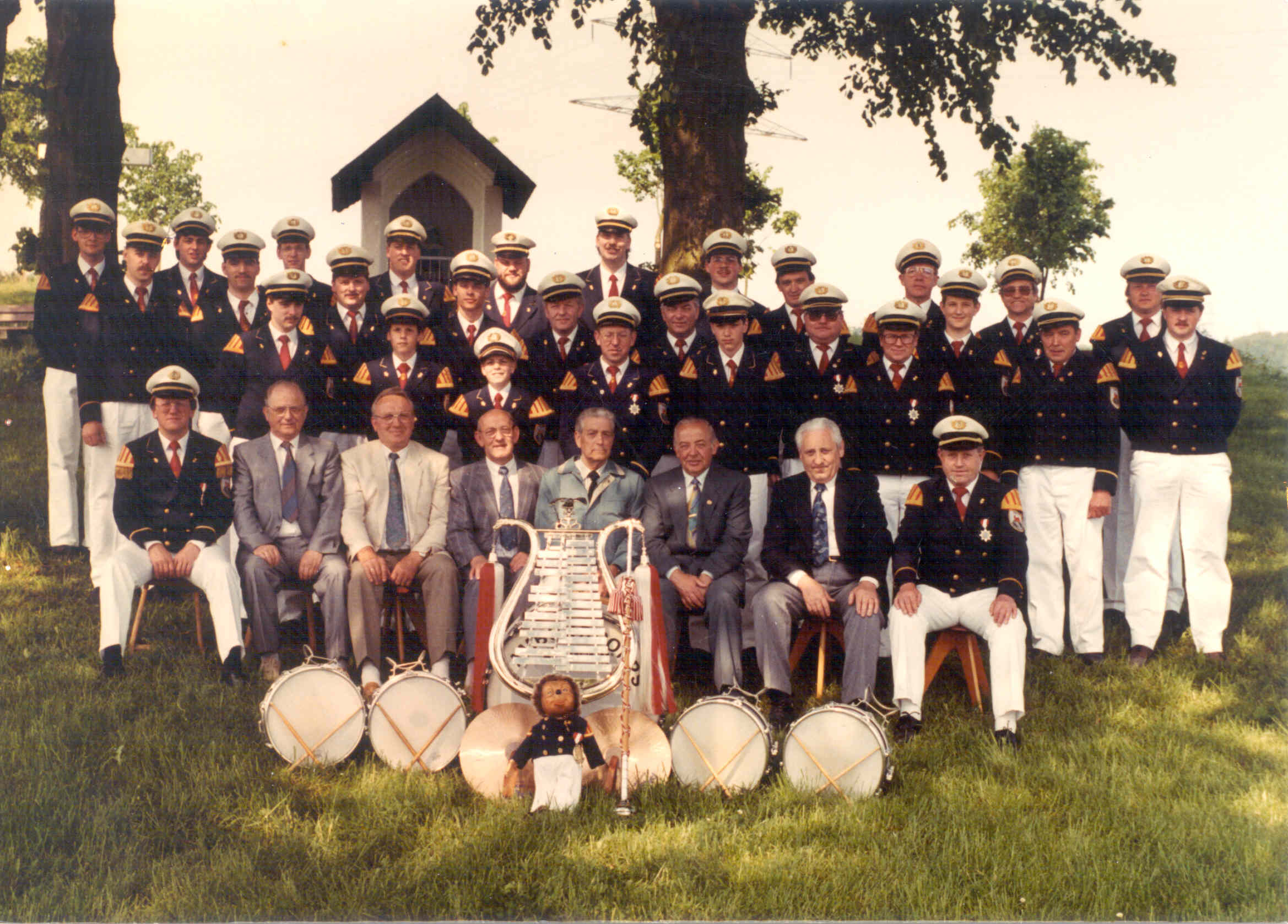 Das Tambourcorps Helden beim 40-jährigen Jubiläum im Jahre 1993 mit der Altersabteilung